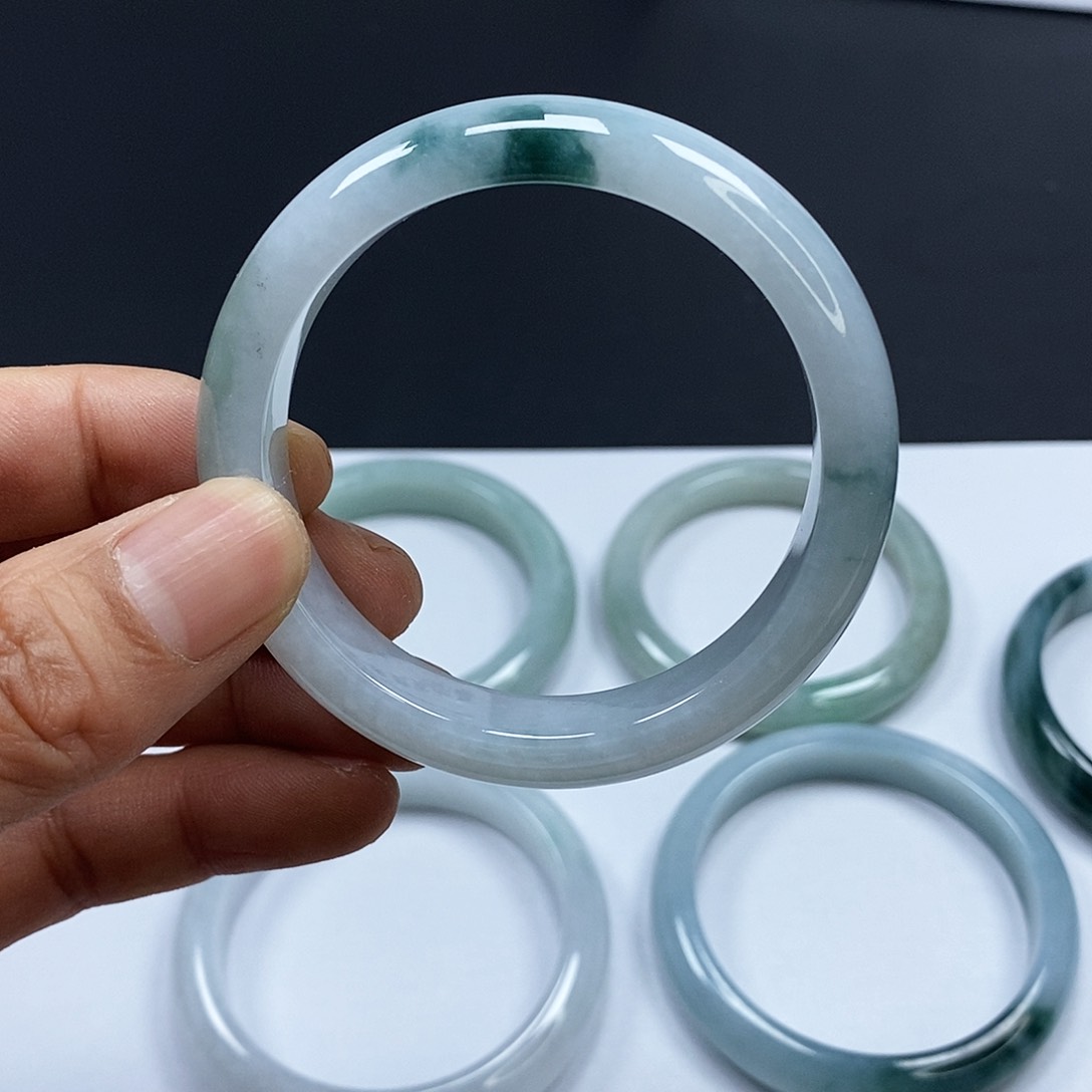 翡翠手镯未镶嵌翡翠手镯