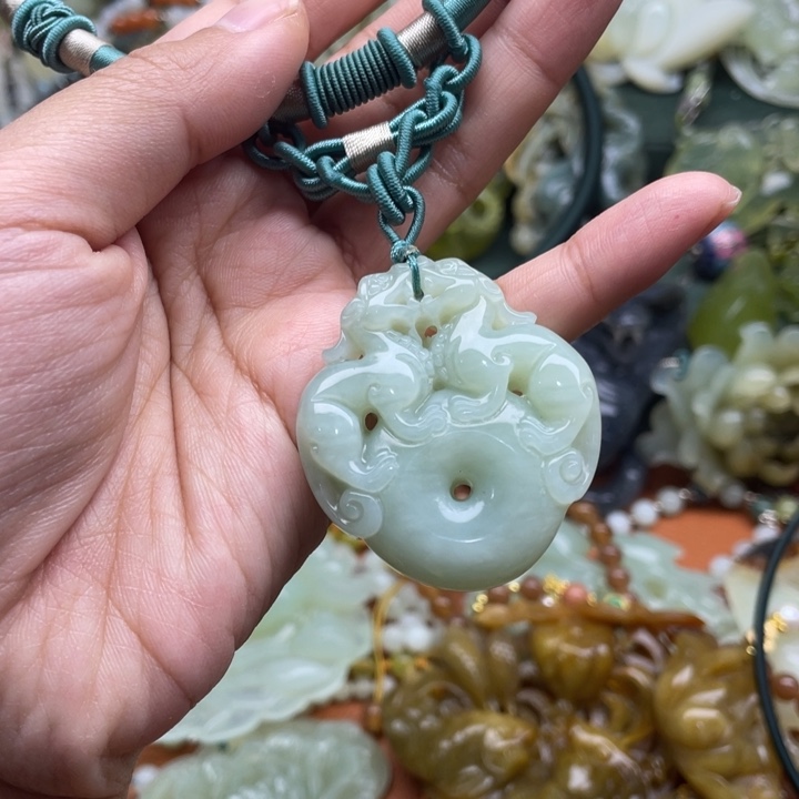 蛇纹石玉吊坠合金