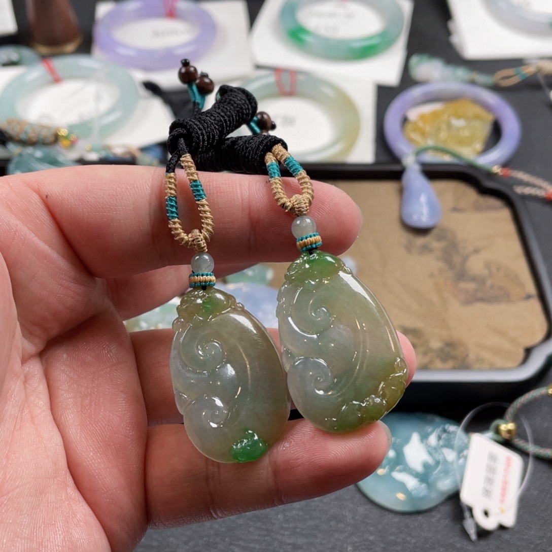 翡翠颈饰未镶嵌开****?如意