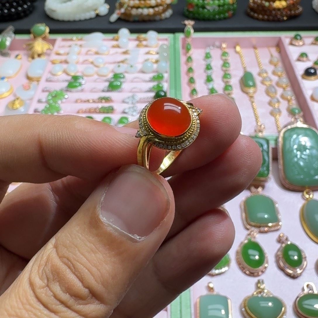 南红玛瑙戒指18K金镶嵌宋**?保山河湾冰红戒指