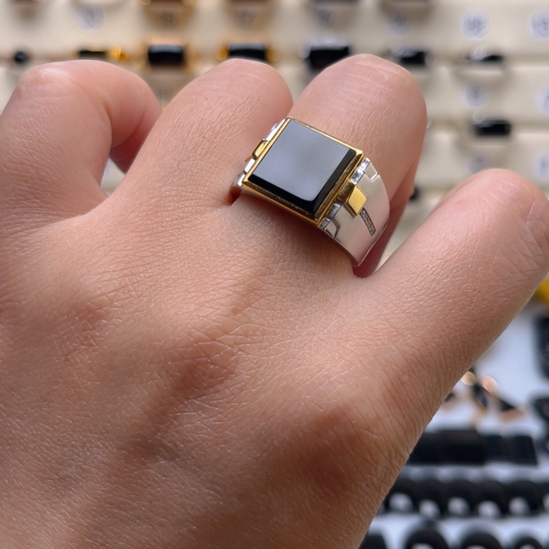 翡翠戒指18K金镶嵌缅甸翡翠