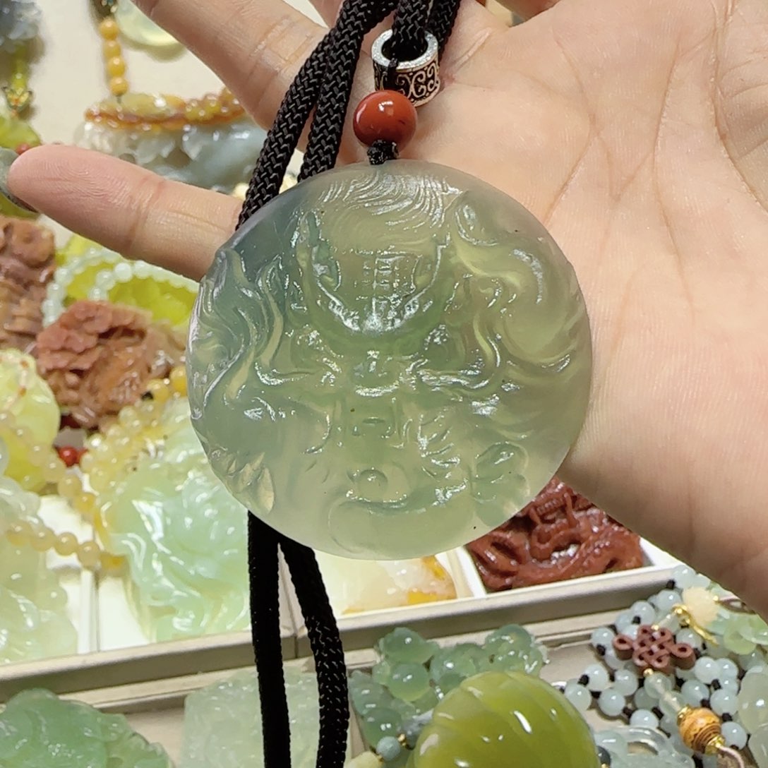 未镶嵌蛇纹石玉吊坠