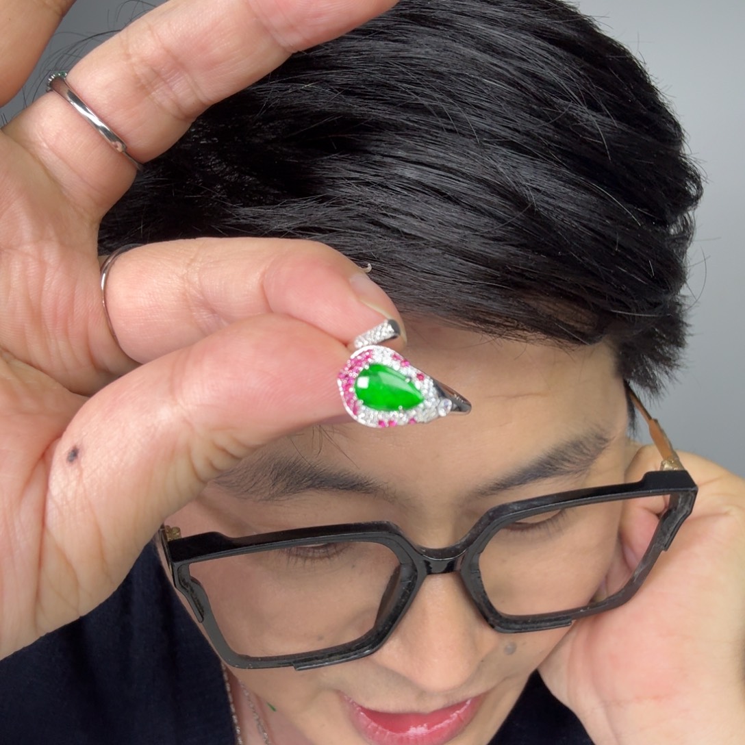 翡翠未镶嵌颈饰一件