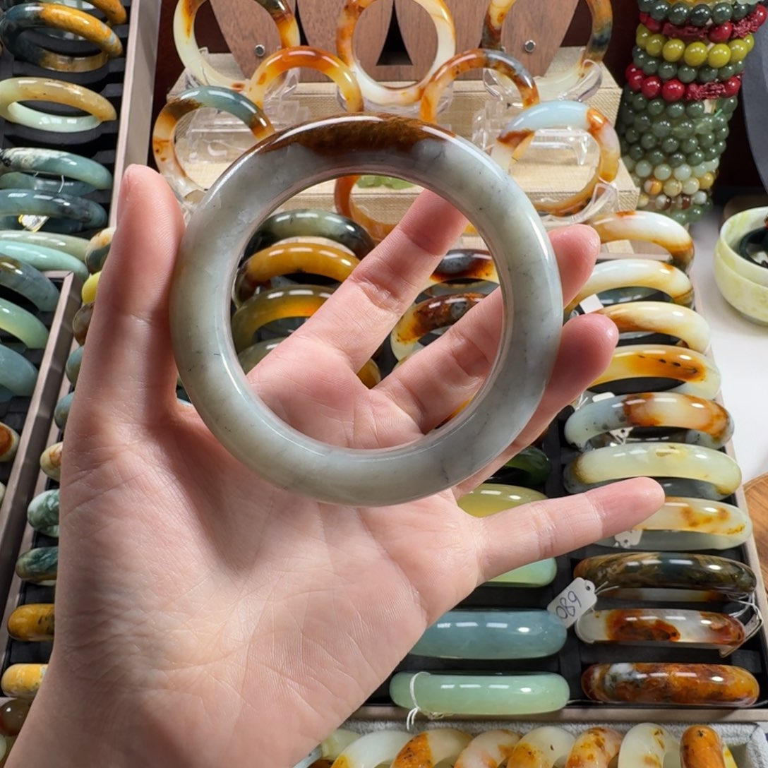 金***调蛇纹石玉未镶嵌手镯瑕疵