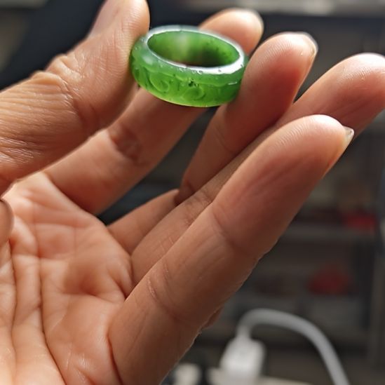 未镶嵌戒指和田玉香****?