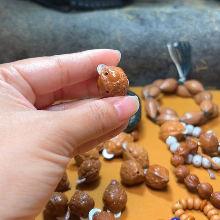 小小金蟾橄榄核雕刻