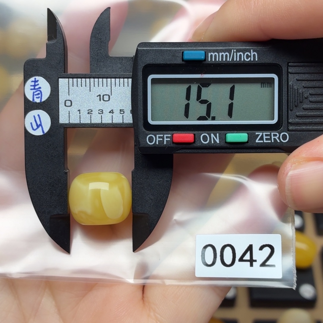 白***鸽蜜蜡未镶嵌裸石蜜蜡