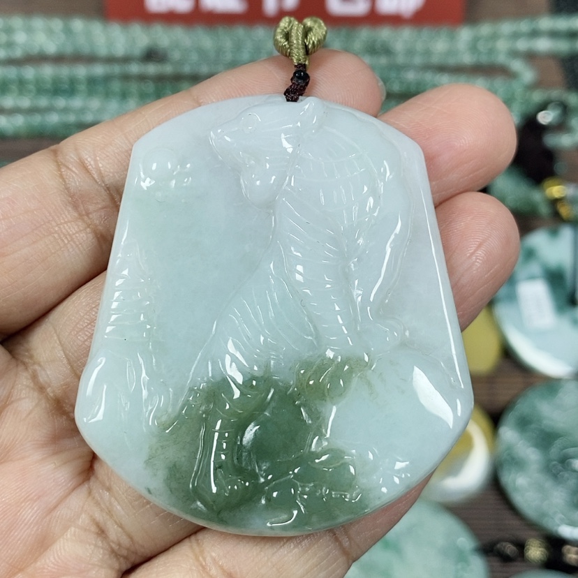 【闪购商品】翡翠颈饰未镶嵌玉吊坠翡翠玉上山虎牌
