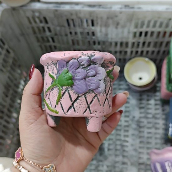 当场拍满15元发货不凑不发，花盆盆口不方不圆有针孔黑点是正常的，