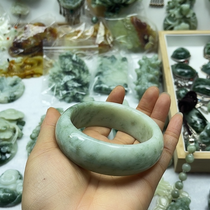 透闪石-蛇纹石玉未镶嵌颈饰