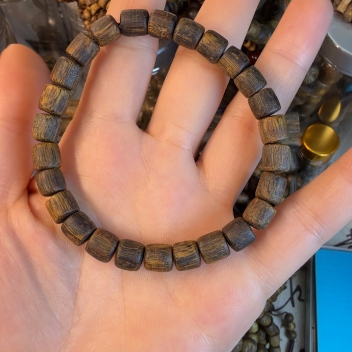 沉香碎屑沉香莺歌绿奇楠07沉水桶珠8.克