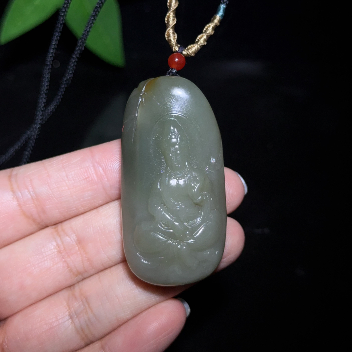 新疆子料带翠观音独籽～41克