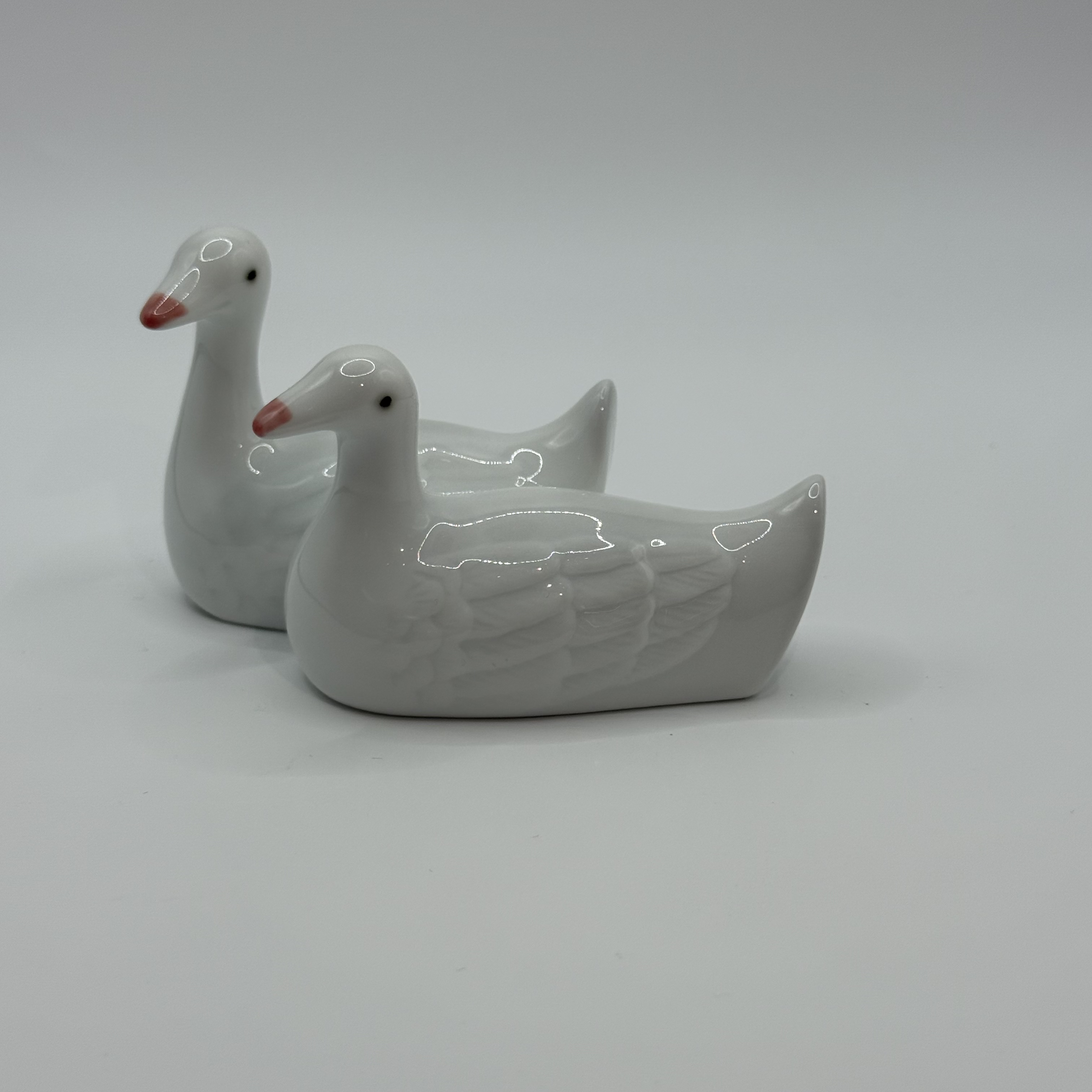 景德镇五花马双鸭筷架（白玉瓷）