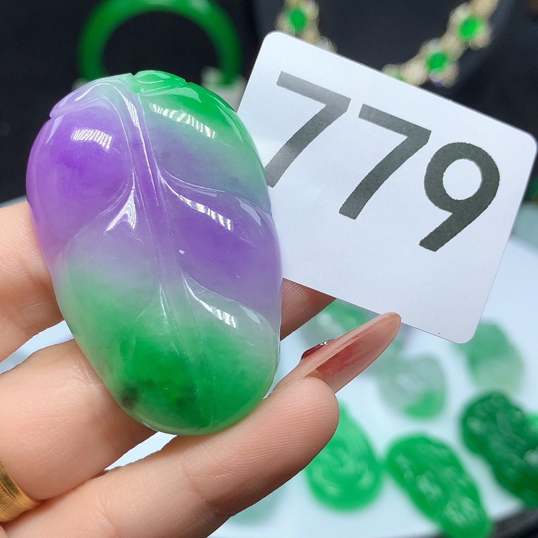 翡翠吊坠(赠链)未镶嵌