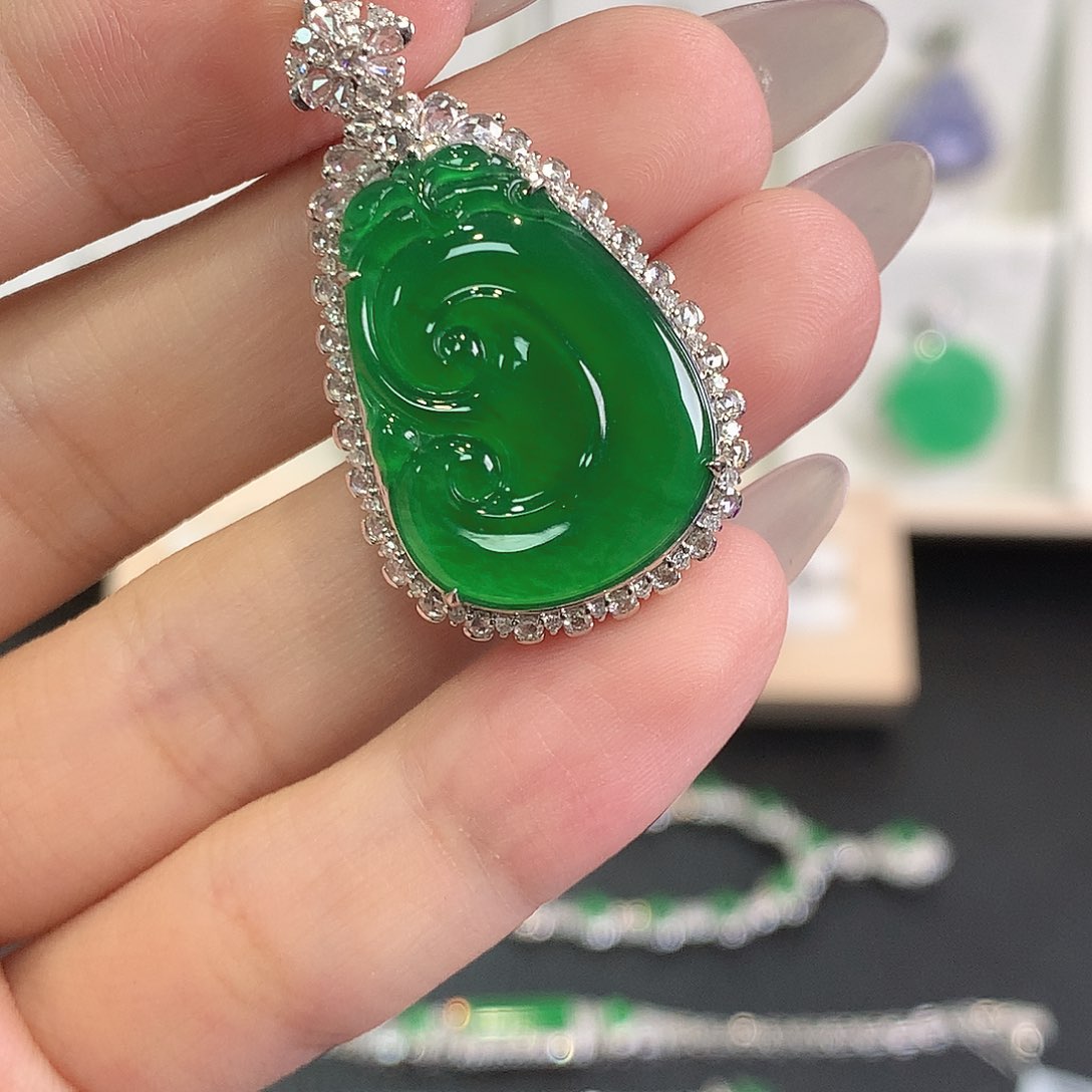 翡翠18K金镶嵌颈饰2、