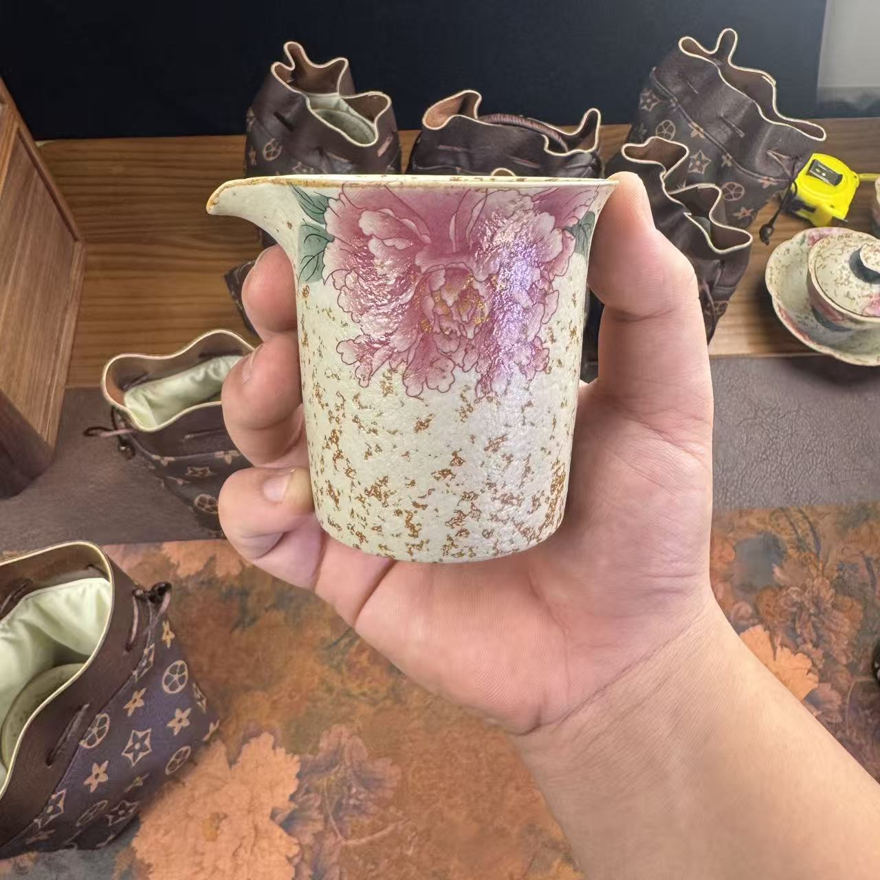 火石红牡丹花青花焦糖釉鹰嘴造型公道杯