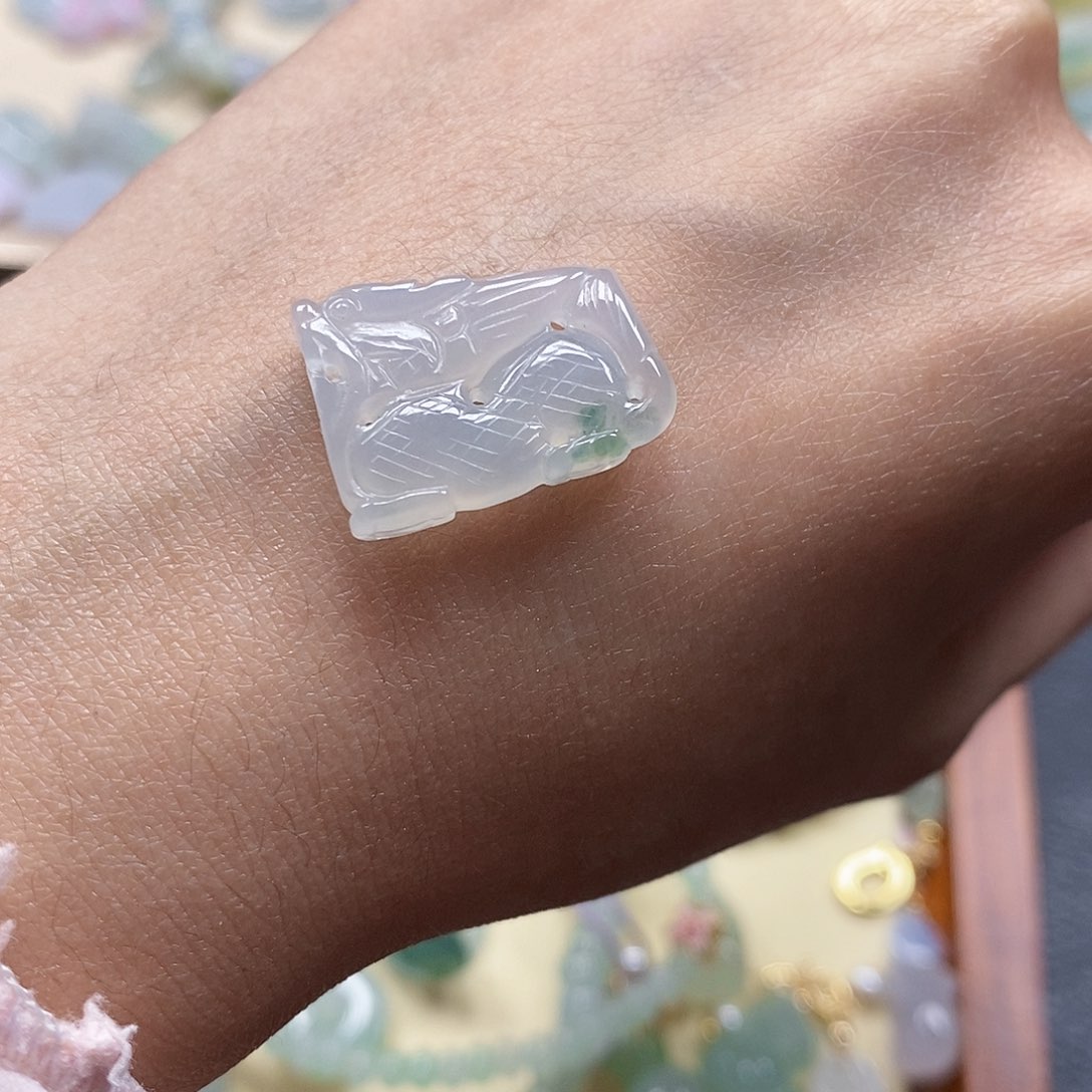 翡翠颈饰未镶嵌闪