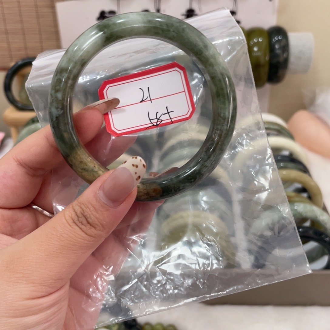 蛇纹石玉手镯未镶嵌