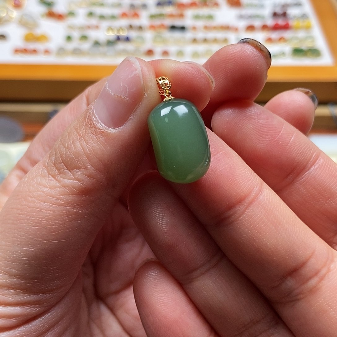 和田玉吊坠18K金镶嵌