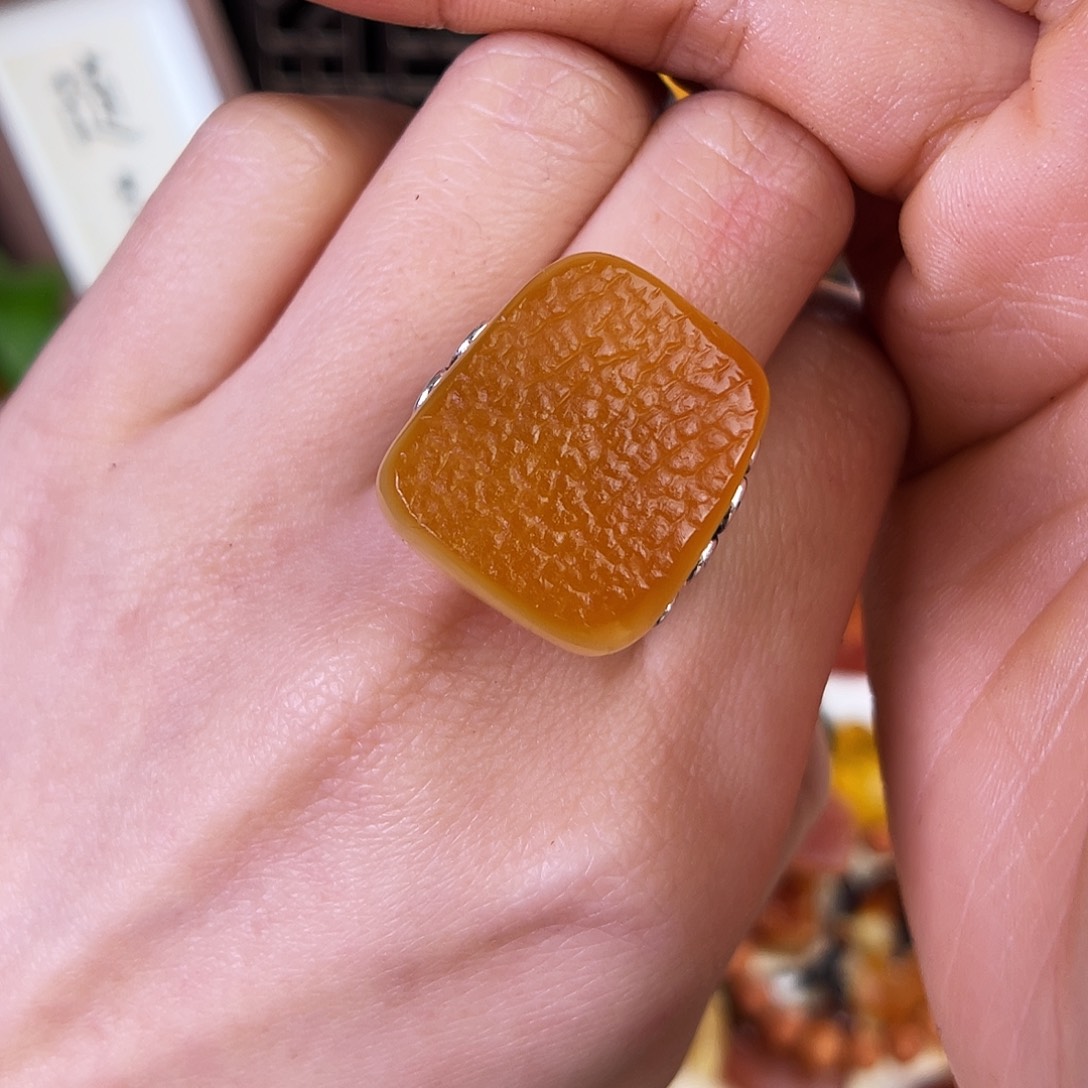 琥珀珠宝奇石未镶嵌喊**晶。