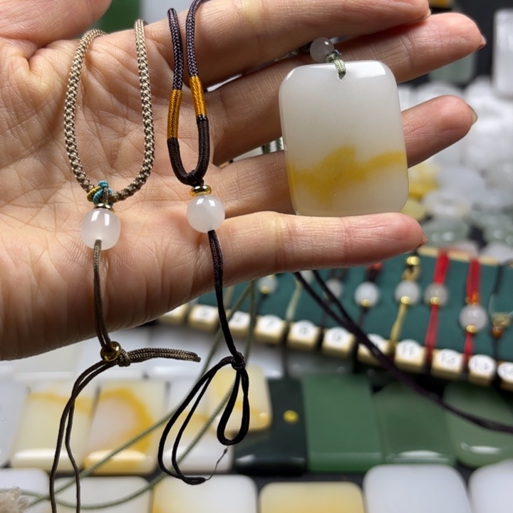 *****石英质玉（金丝玉）未镶嵌颈饰