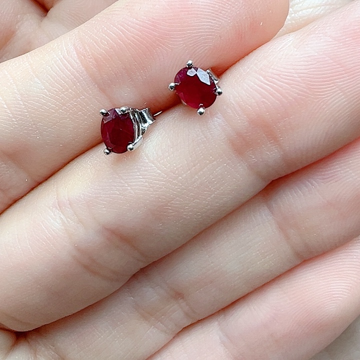 银S925镶嵌红宝石耳饰