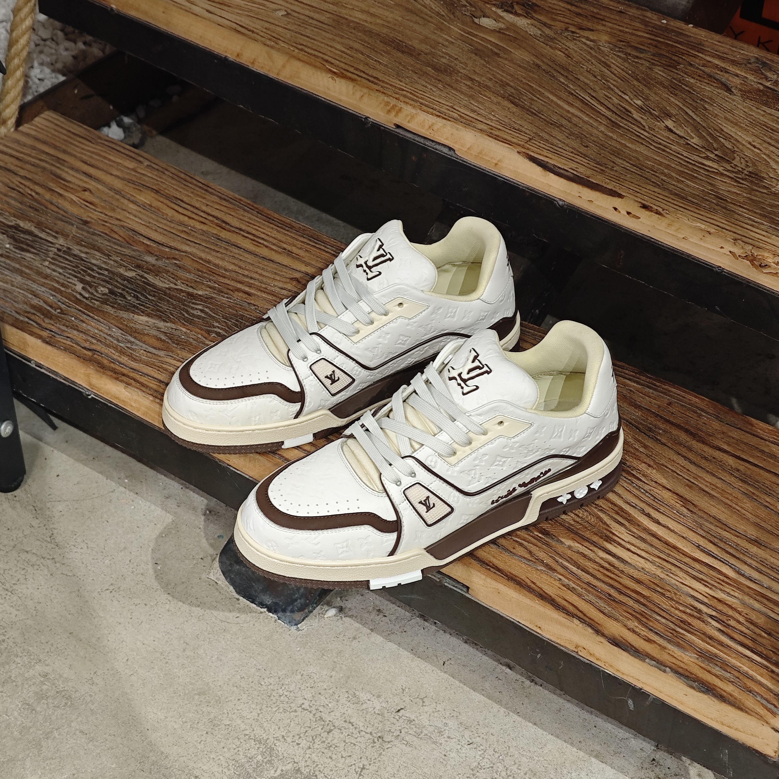 99新 LouisVuitton/路易威登 新款泰勒联名白棕浮雕时尚百搭奢鞋