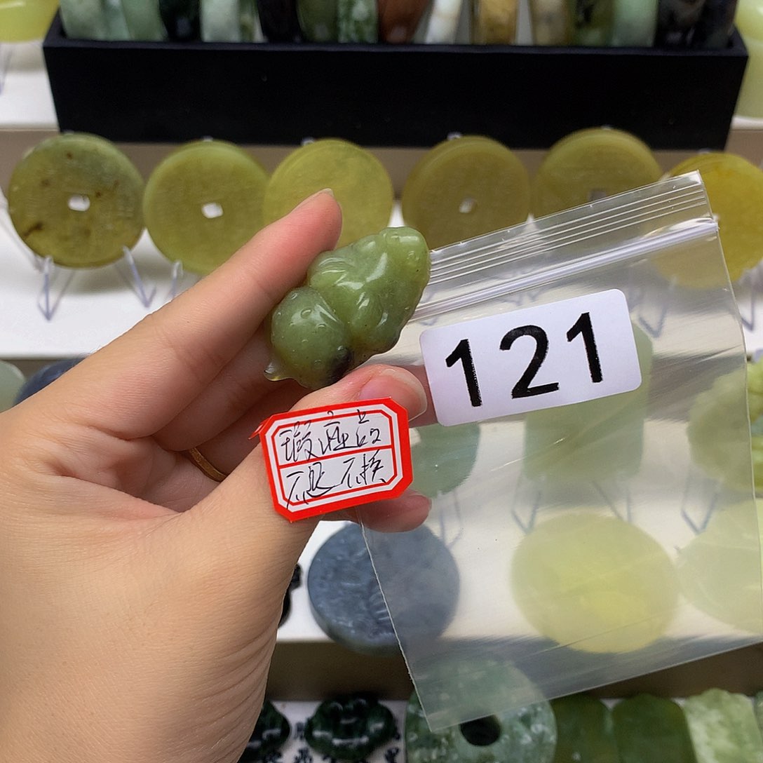 蛇纹石玉颈饰未镶嵌