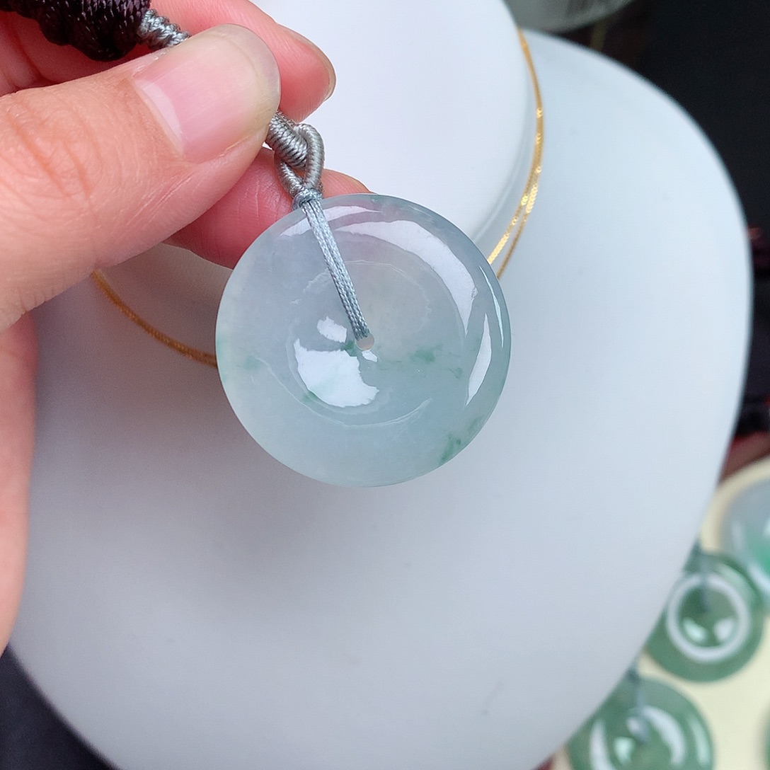 翡翠颈饰未镶嵌平安扣