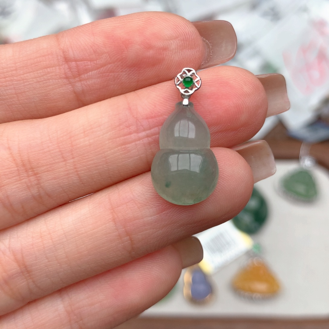 18K金镶嵌挂件翡翠