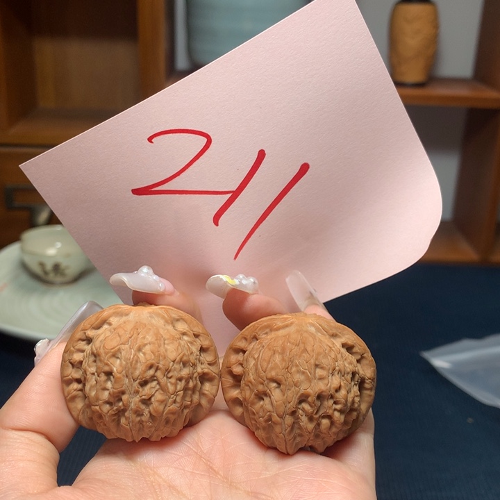 文玩核桃吊坠血麒麟