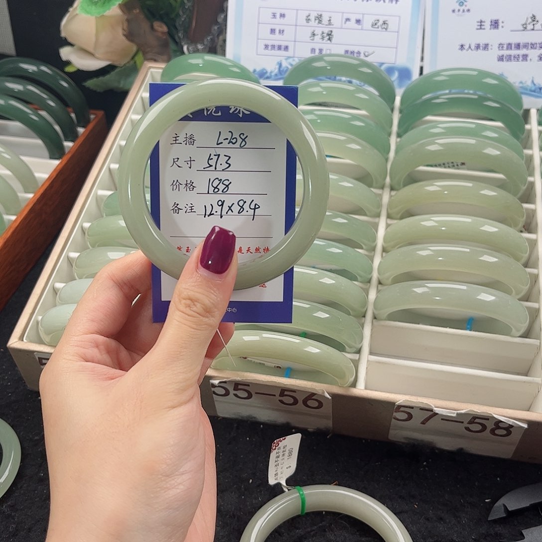 未镶嵌手镯石英质玉爱****泱