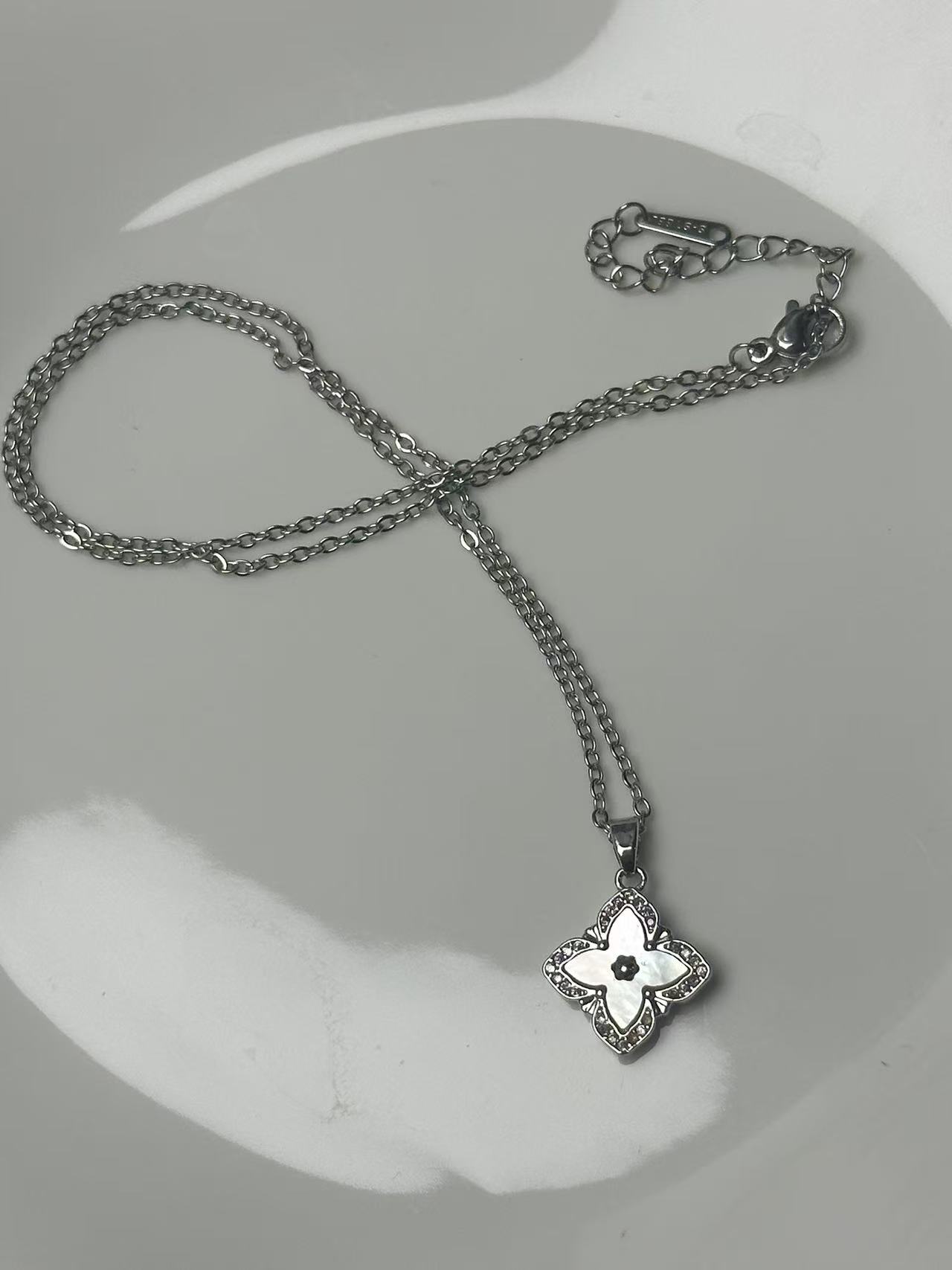 钛钢双面四叶草项链