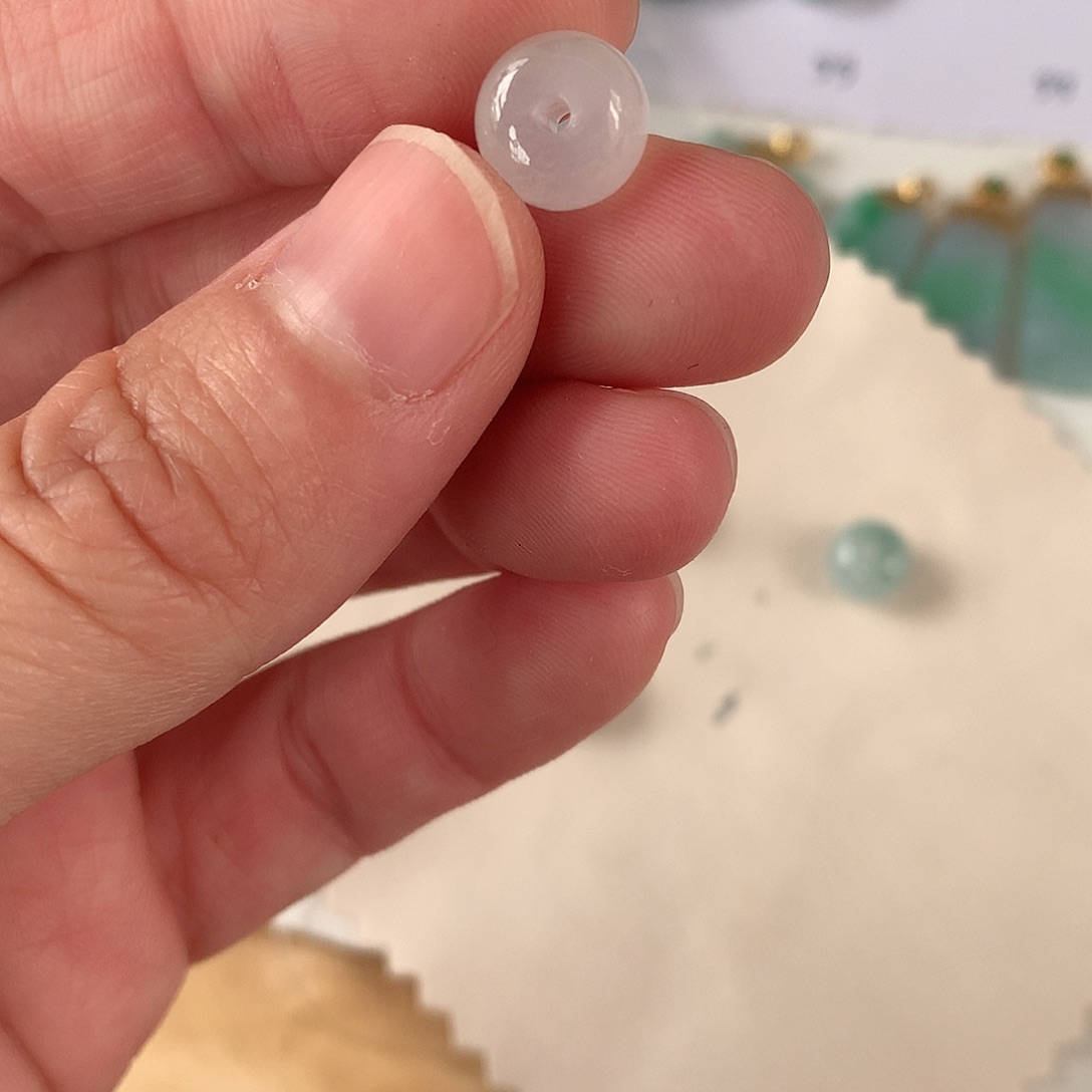 翡翠颈饰未镶嵌精**粮路路通