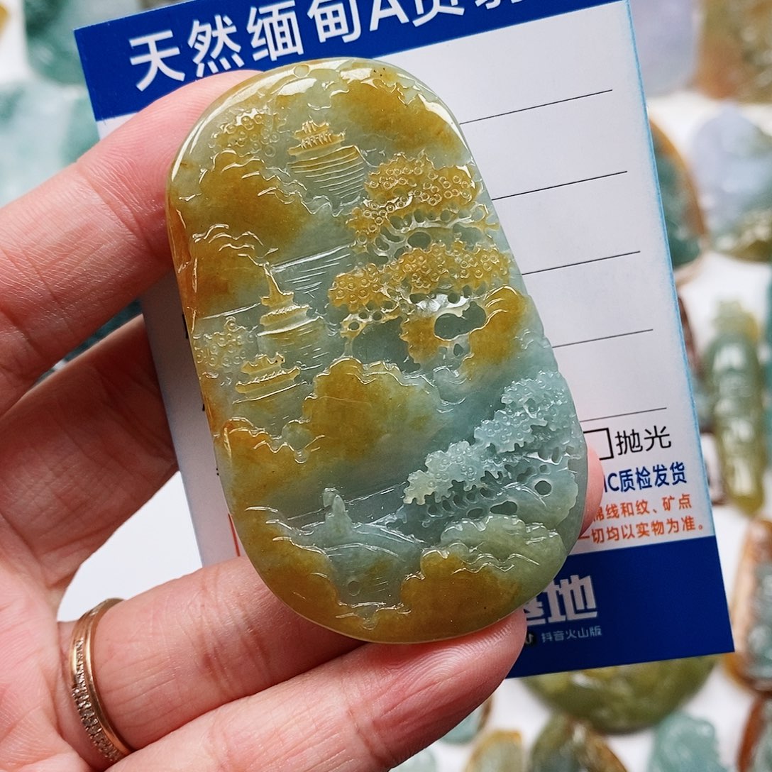 翡翠未镶嵌颈饰山水