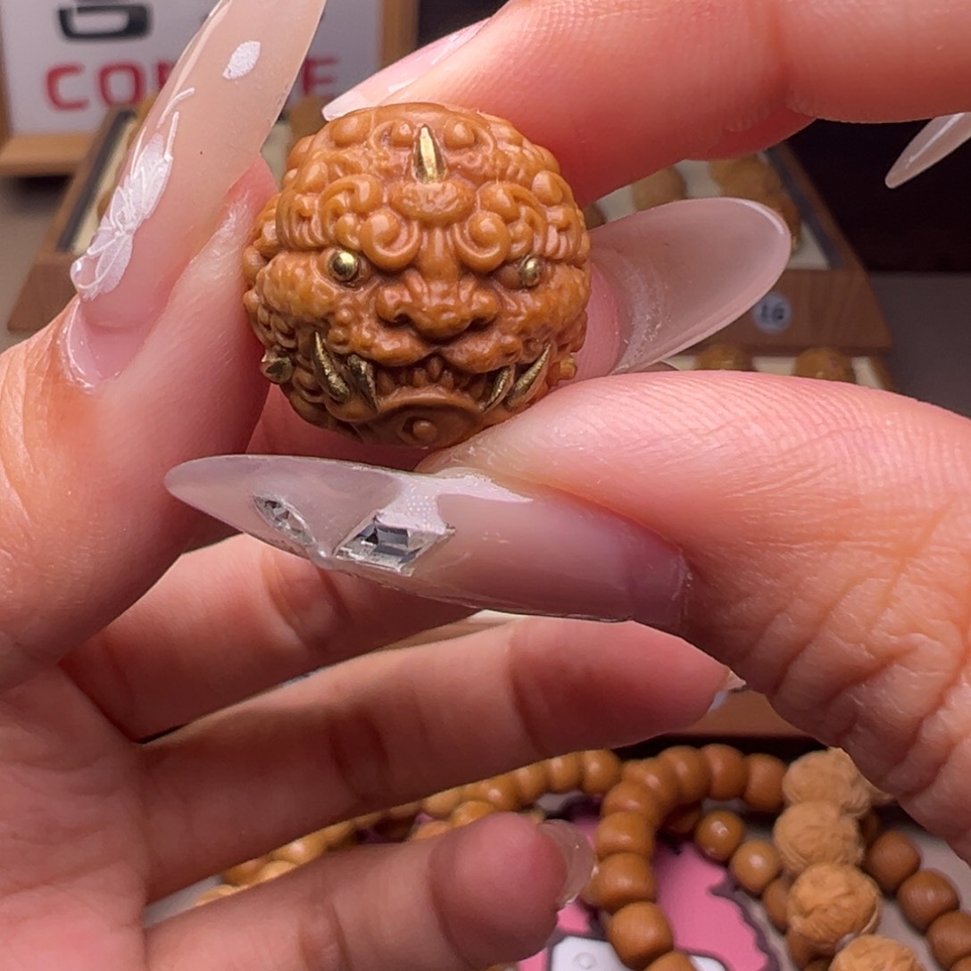 文玩核桃把件镶嵌款唐狮18左右尺寸有正常封口线