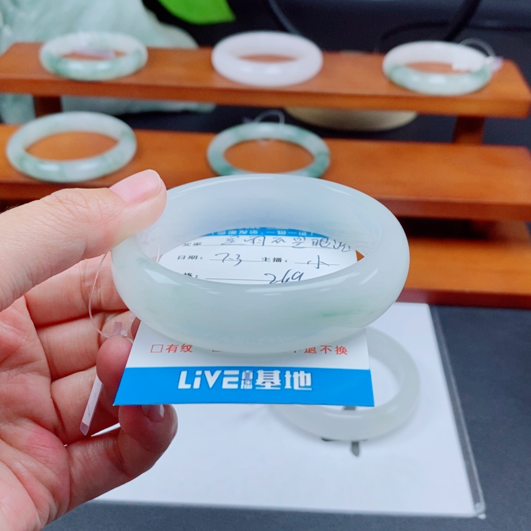 石英质玉手镯未镶嵌是****泪