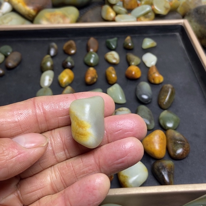 魅***陈和田玉（糖玉）未镶嵌珠宝奇石