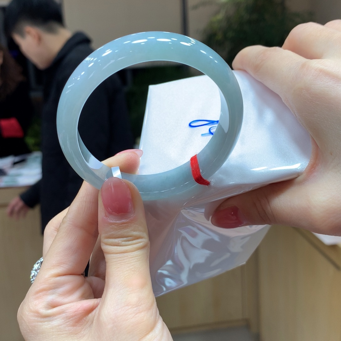 翡翠手镯未镶嵌不退不换