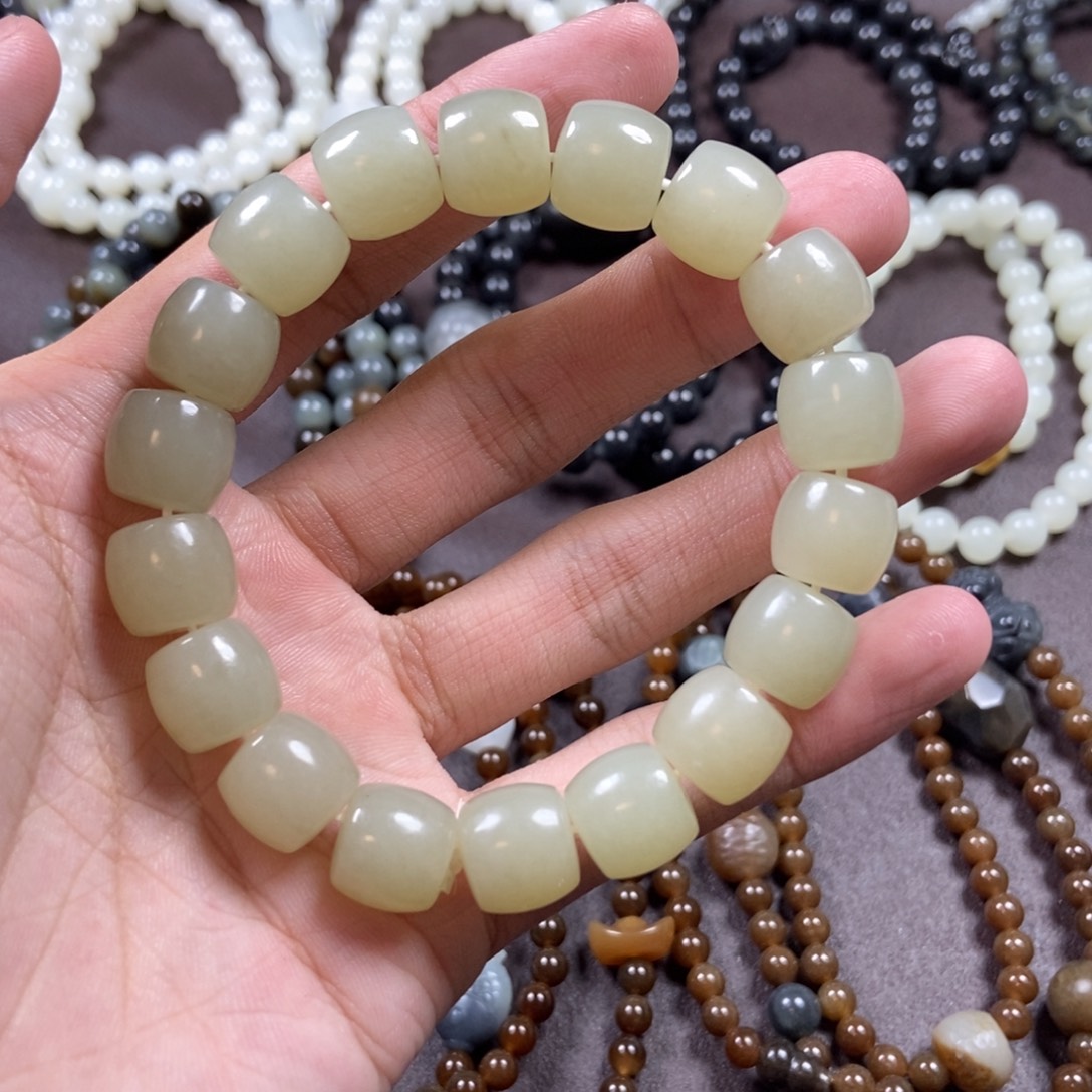 和田玉未镶嵌把件