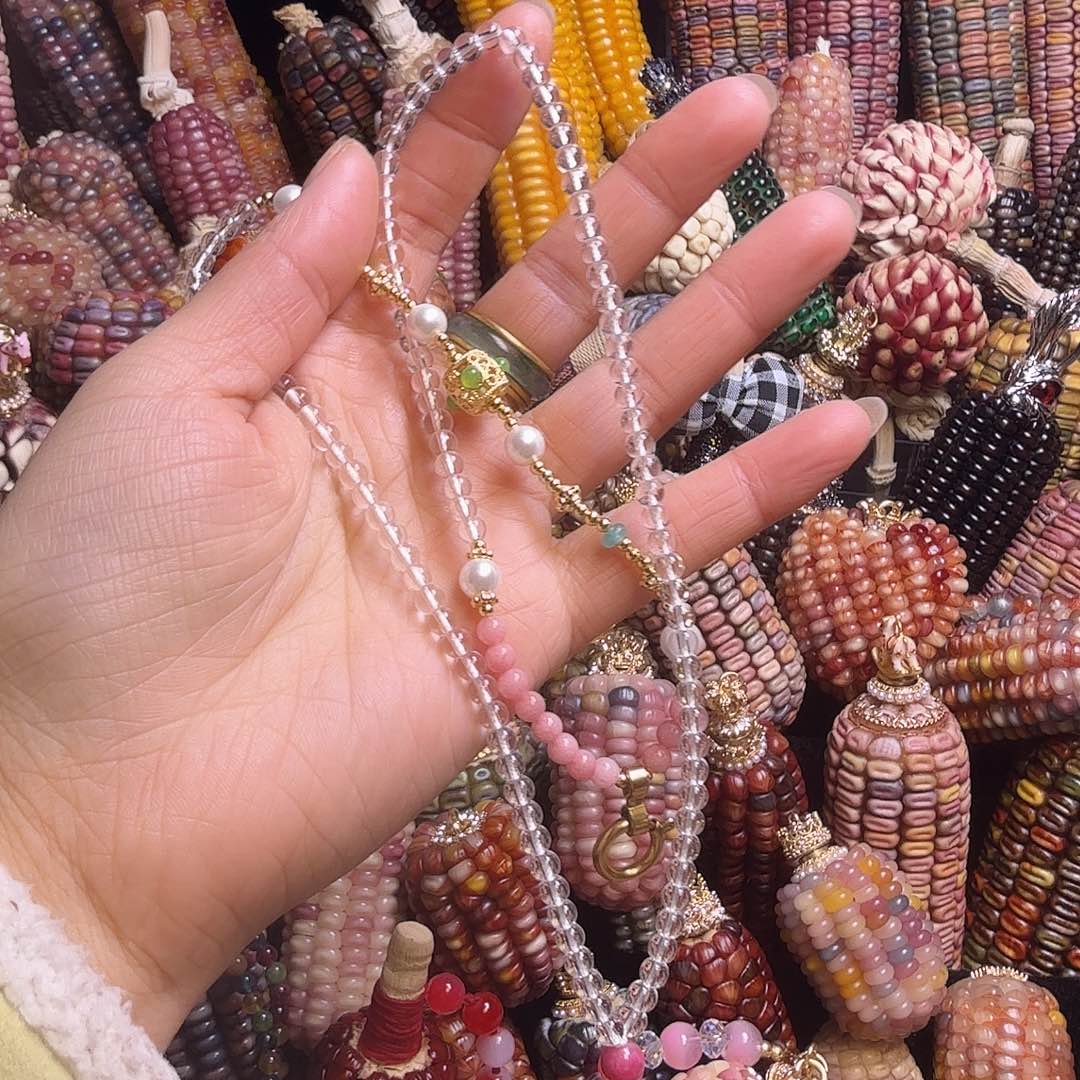 吕***改亚克力合金粉色百搭毛衣链。