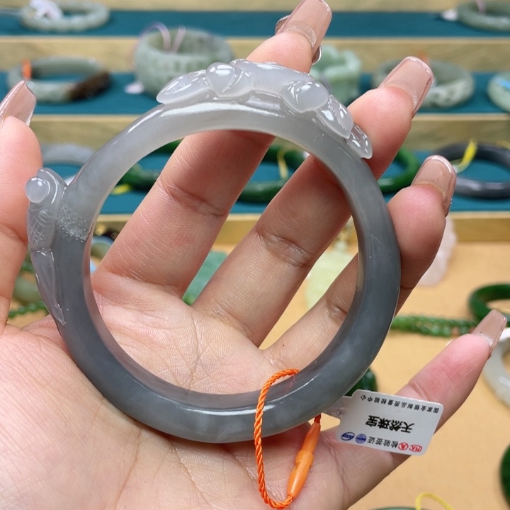 和田玉手镯59+圈口。编号60未镶嵌