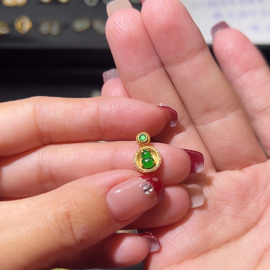 翡翠颈饰18K金镶嵌吊坠