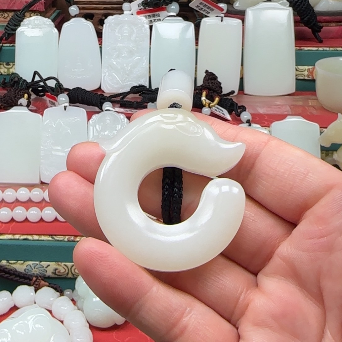 未镶嵌和田玉挂件越**好