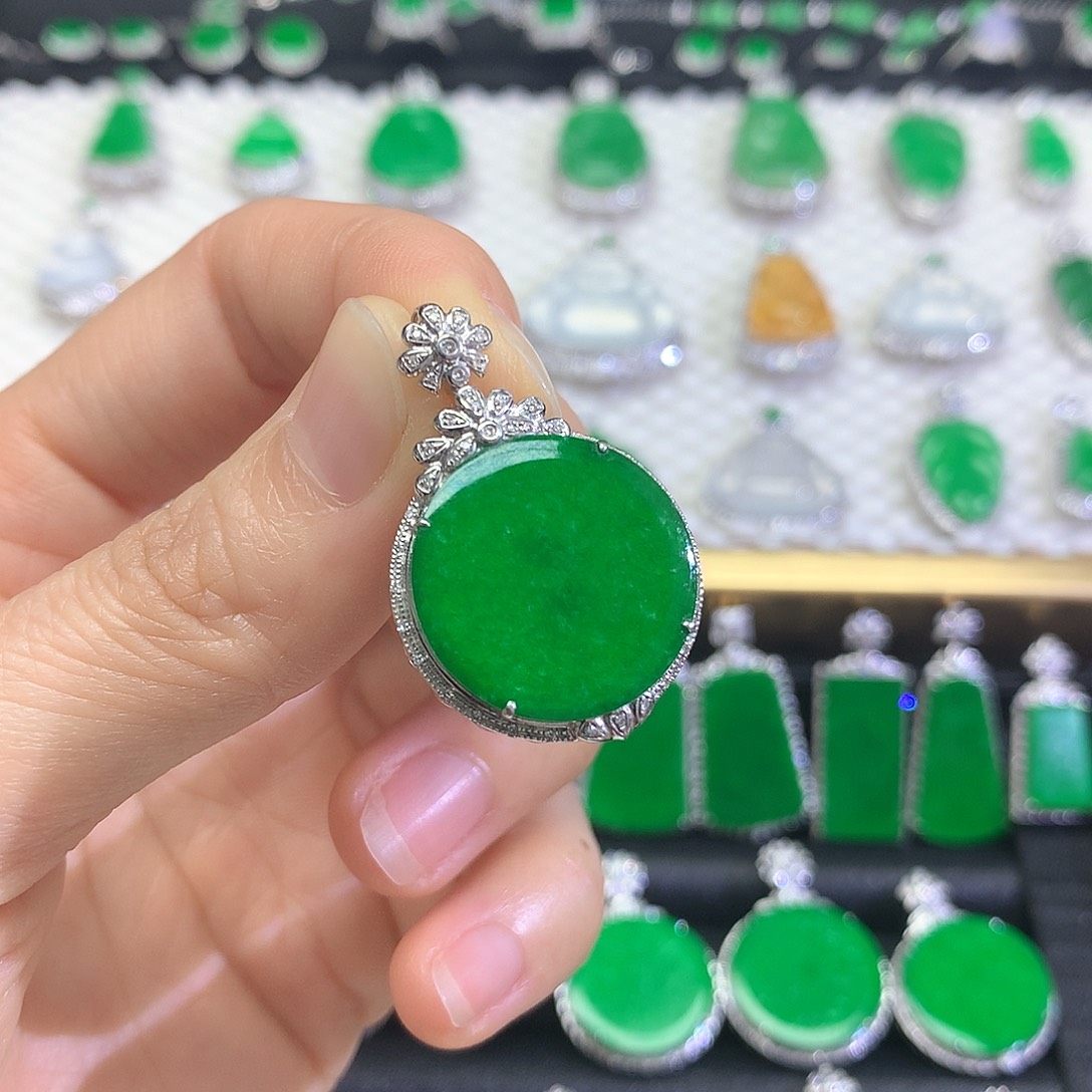 颈饰18K金镶嵌翡翠吊坠