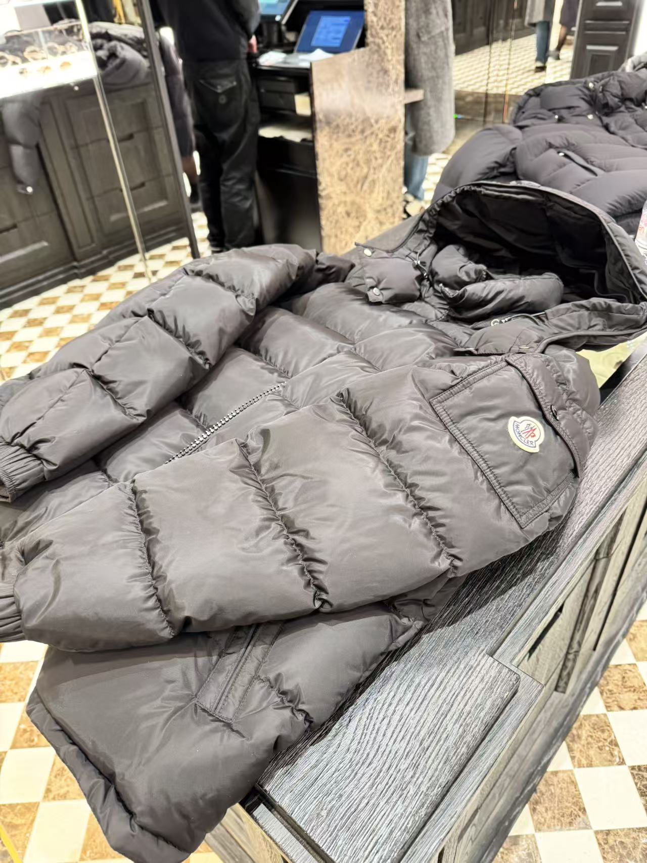 未使用 MONCLER 盟可睐 羽绒服带帽黑色