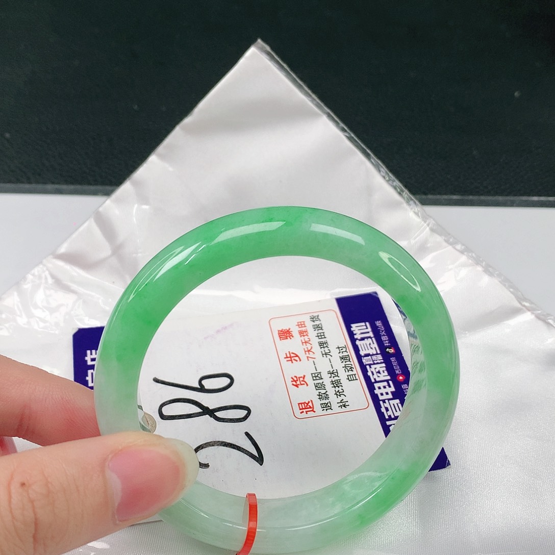 翡翠手镯未镶嵌翡翠