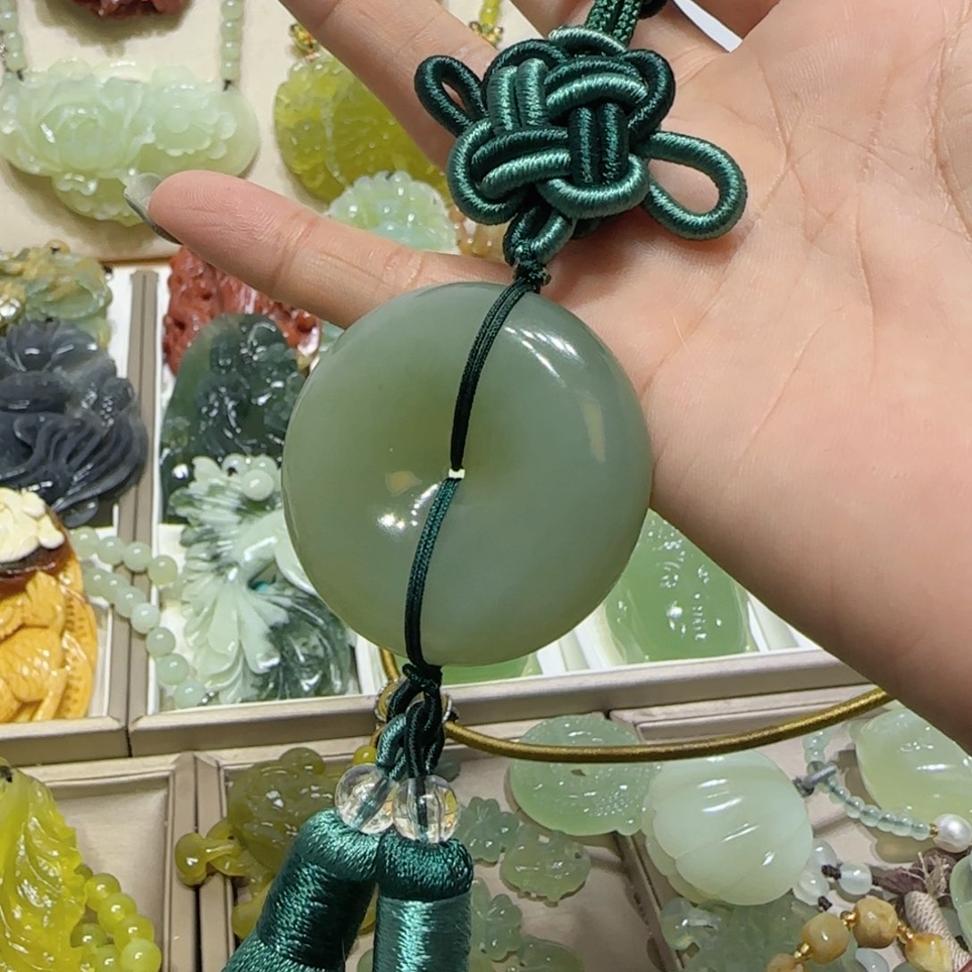 未镶嵌蛇纹石玉吊坠