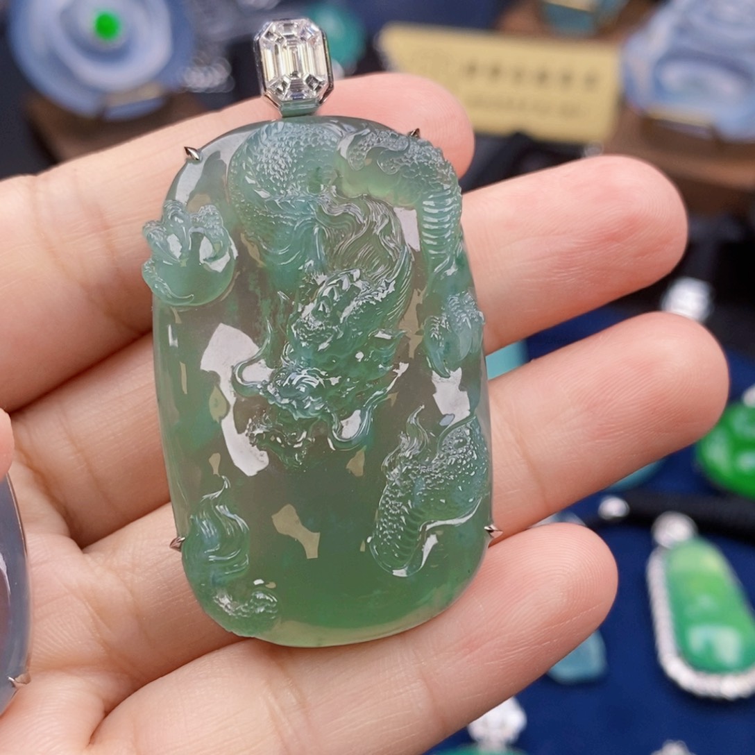 陆***里翡翠18K金镶嵌颈饰龙牌