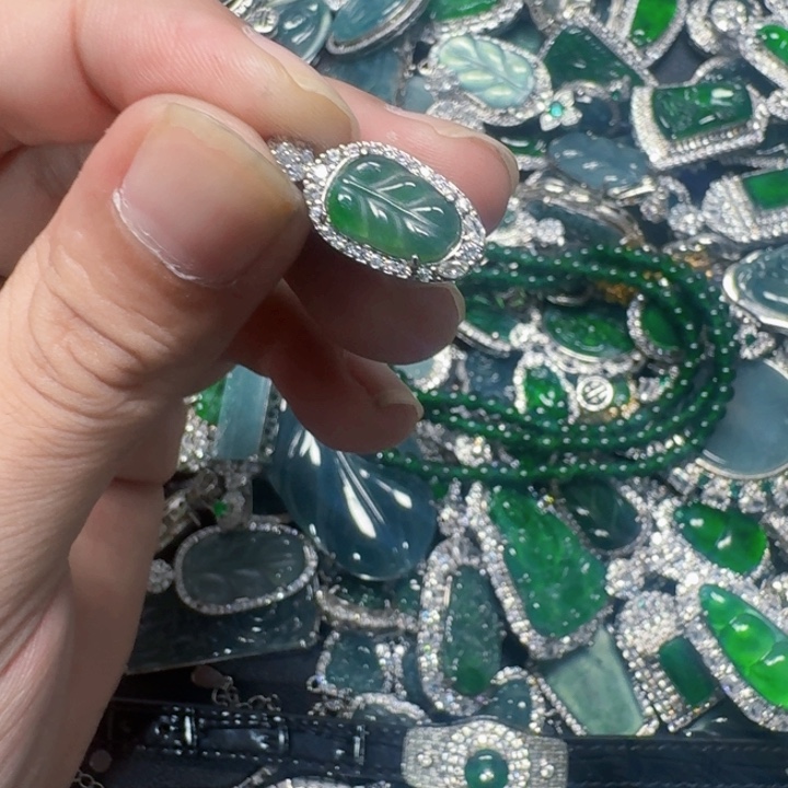 翡翠未镶嵌颈饰天然A货翡翠放漏